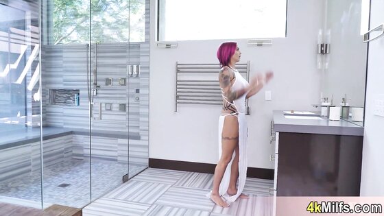 Squierter MILF top model Anna Bell Peaks fingered and fucked roughly