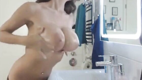 Weihnachtsengel mit großen Brüsten genießt Sex-Spielzeug und Blowjob