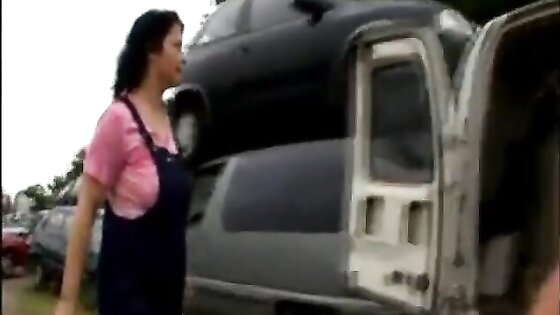 Deutsch Milf fickt hart in einem Junkyard