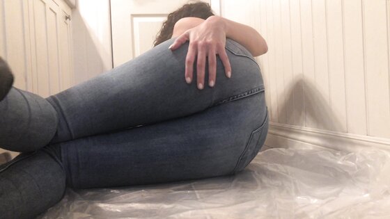 bizarropornos.com - Jeans Laying Side Ways Poop