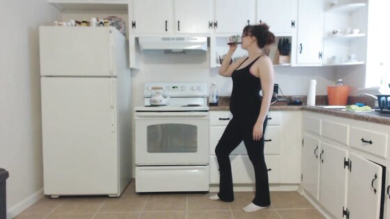 bizarropornos.com - Bloated Kitchen Pee Play